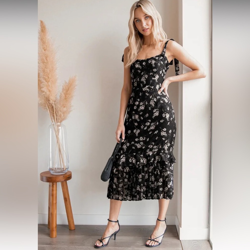 Lulu’s Terrace Views black floral tiered midi dress
